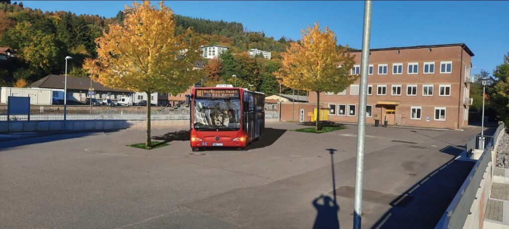 Busbahnhof Gerolstein mit Bäumen, Foto und Bearbeitung Steen