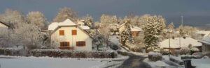 Winter: Häuser im Schnee; Foto T. Steen