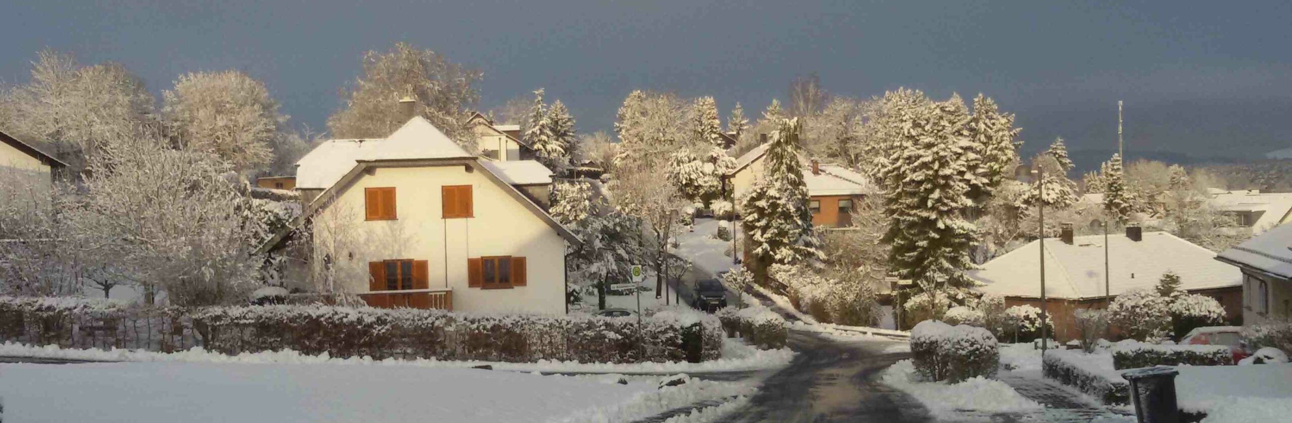 Winter: Häuser im Schnee; Foto T. Steen