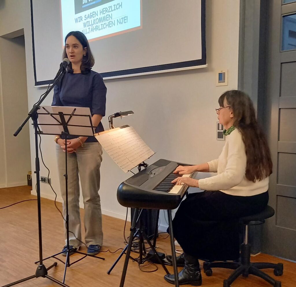 Musikalische Begleitung beim Grünen Neujahrsempfang 2025 duch Lisa Henn (Keyboard) und Paulina Schmitz (Gesang), Foto privat