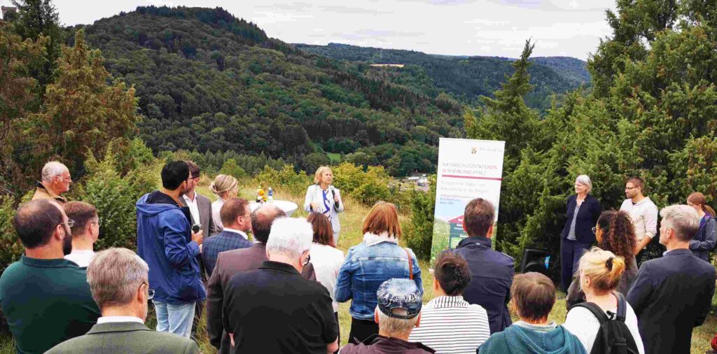 Katrin Eder bei der Übergabe Förderbescheid Naturschutzstation; Foto privat