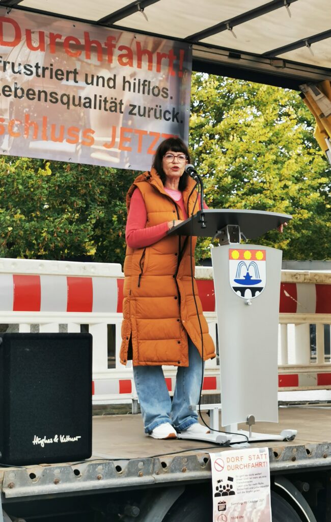 Jutta Blatzheim-Roegler als Rednerin bei der Demonstration Dorf statt Durchfahrt in Dreis-Brück, Foto privat