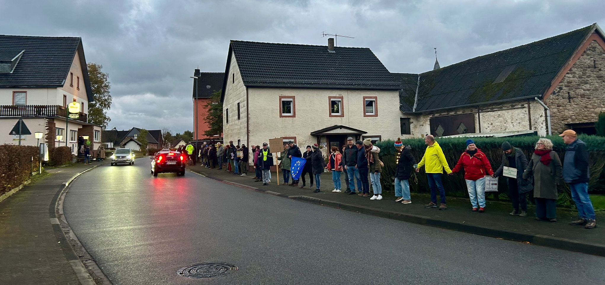 Klare Kante gegen Rechtsextremismus: 70 Menschen bilden Menschenkette gegen AfD-Veranstaltung in Birgel, Foto privat