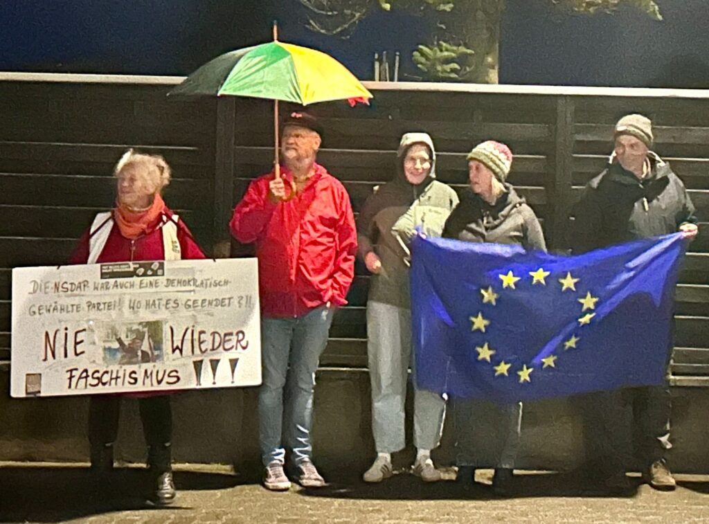 Klare Kante gegen Rechtsextremismus: 70 Menschen bilden Menschenkette gegen AfD-Veranstaltung in Birgel, Foto privat