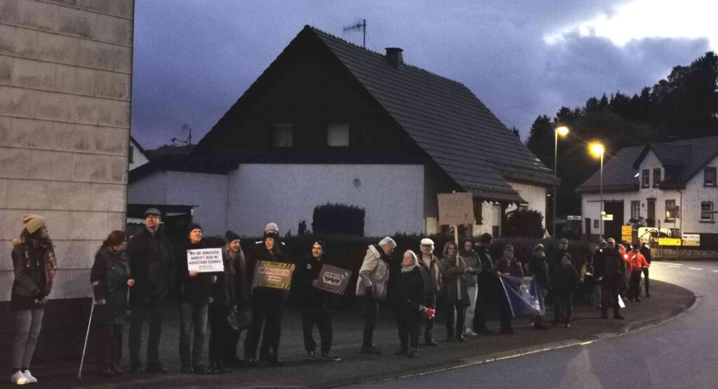 Klare Kante gegen Rechtsextremismus: 70 Menschen bilden Menschenkette gegen AfD-Veranstaltung in Birgel, Foto privat
