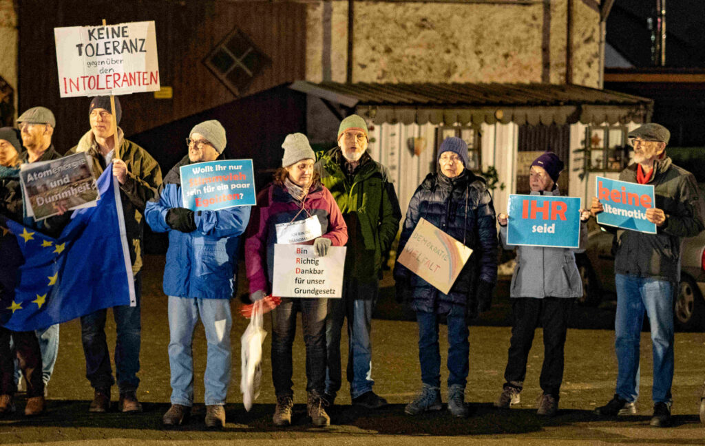 Einstehen für Demokratie - Unsere Vulkaneifel - Hand in Hand, Menschenkette in Birgel am 15.1.2026; Bildrechte Bündnis90/Die Grünen Vulkaneifel