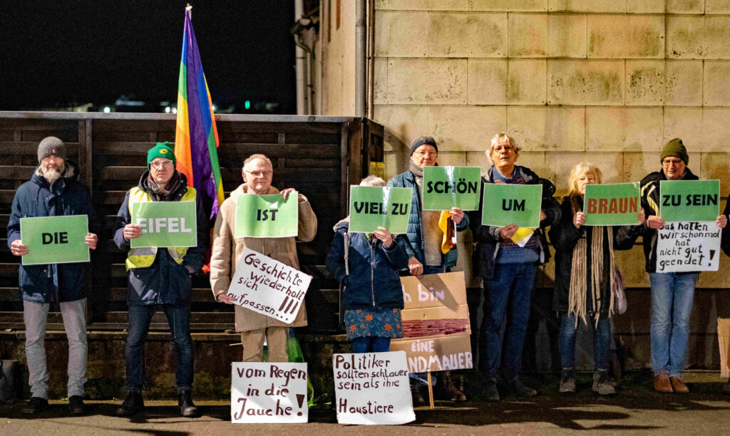 Einstehen für Demokratie - Unsere Vulkaneifel - Hand in Hand, Menschenkette in Birgel am 15.1.2026; Bildrechte Bündnis90/Die Grünen Vulkaneifel