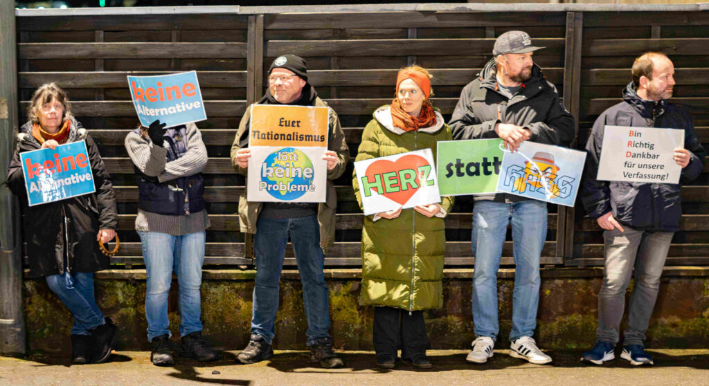 Einstehen für Demokratie - Unsere Vulkaneifel - Hand in Hand, Menschenkette in Birgel am 15.1.2026; Bildrechte Bündnis90/Die Grünen Vulkaneifel