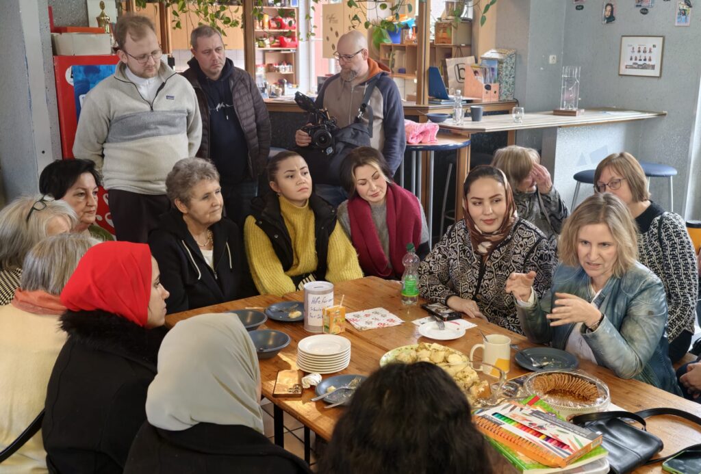 Besuch von Katrin Eder im Café Asyl