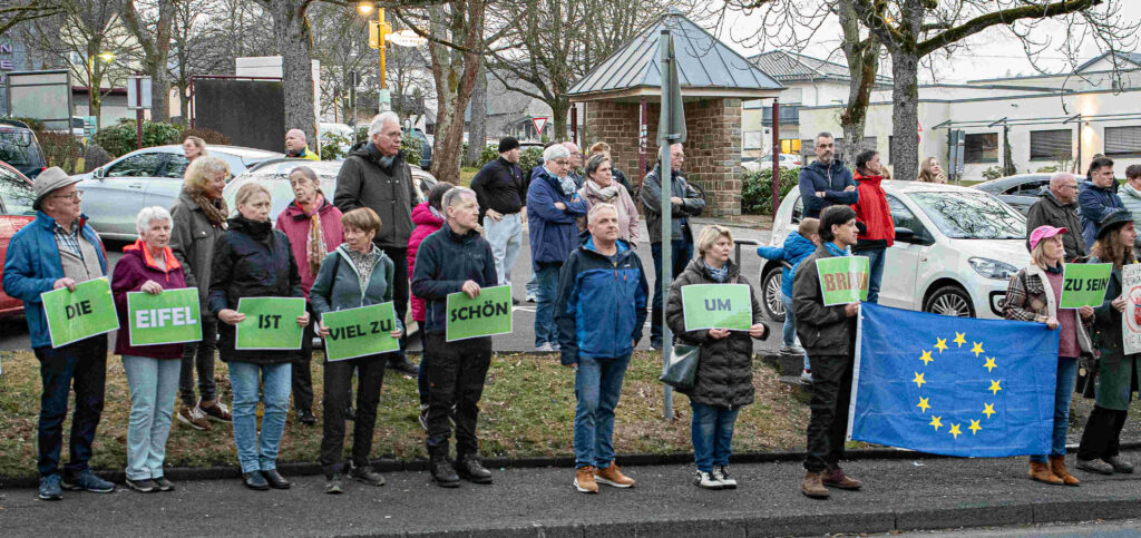 Einstehen für Demokratie - Unsere Vulkaneifel - Hand in Hand, Menschenkette in Kelberg am 9.3.2026