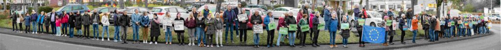 Einstehen für Demokratie - Unsere Vulkaneifel - Hand in Hand, Menschenkette in Kelberg am 9.3.2026