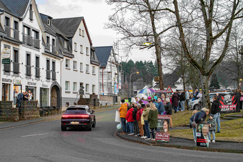 Einstehen für Demokratie - Unsere Vulkaneifel - Hand in Hand, Menschenkette in Kelberg am 9.3.2026