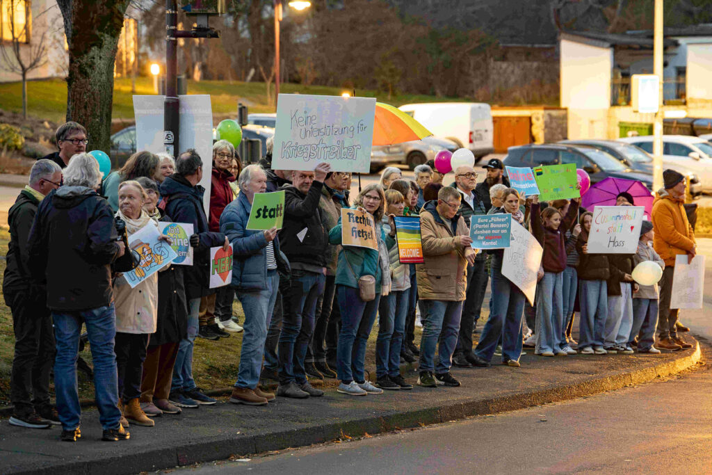 Einstehen für Demokratie - Unsere Vulkaneifel - Hand in Hand, Menschenkette in Kelberg am 9.3.2026