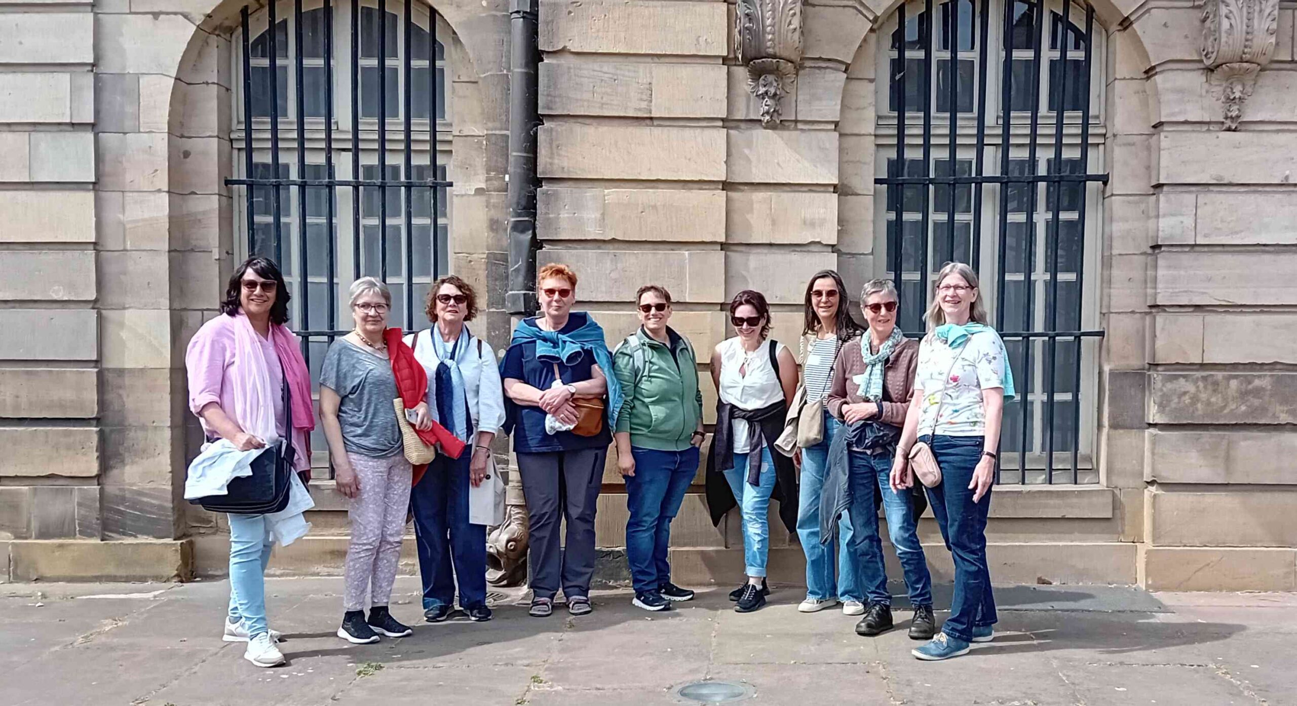 Frauengruppe auf Reise nach Strassburg zum Europa- Parlament